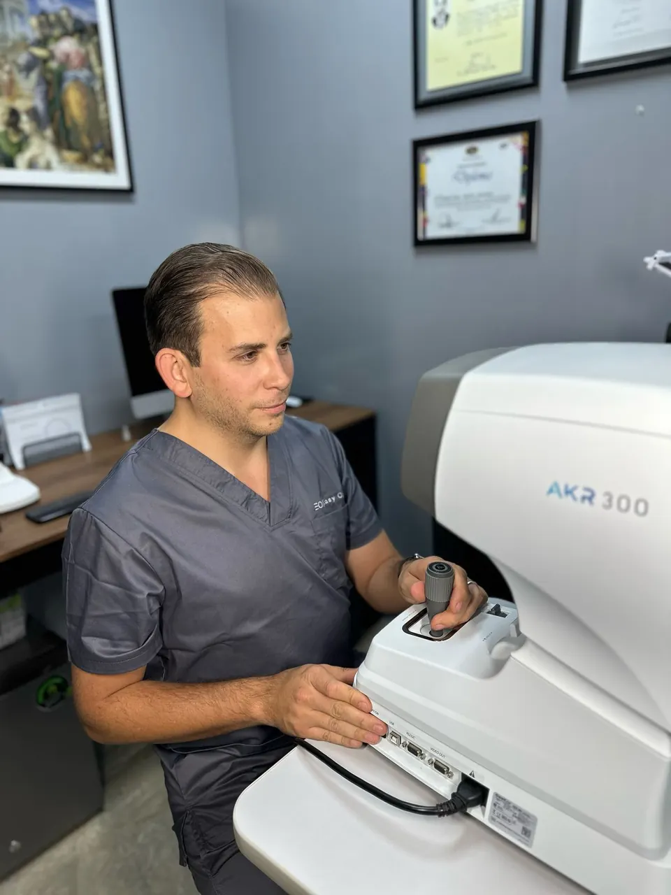 El Dr. Morfín operando el autorrefractómetro del consultorio