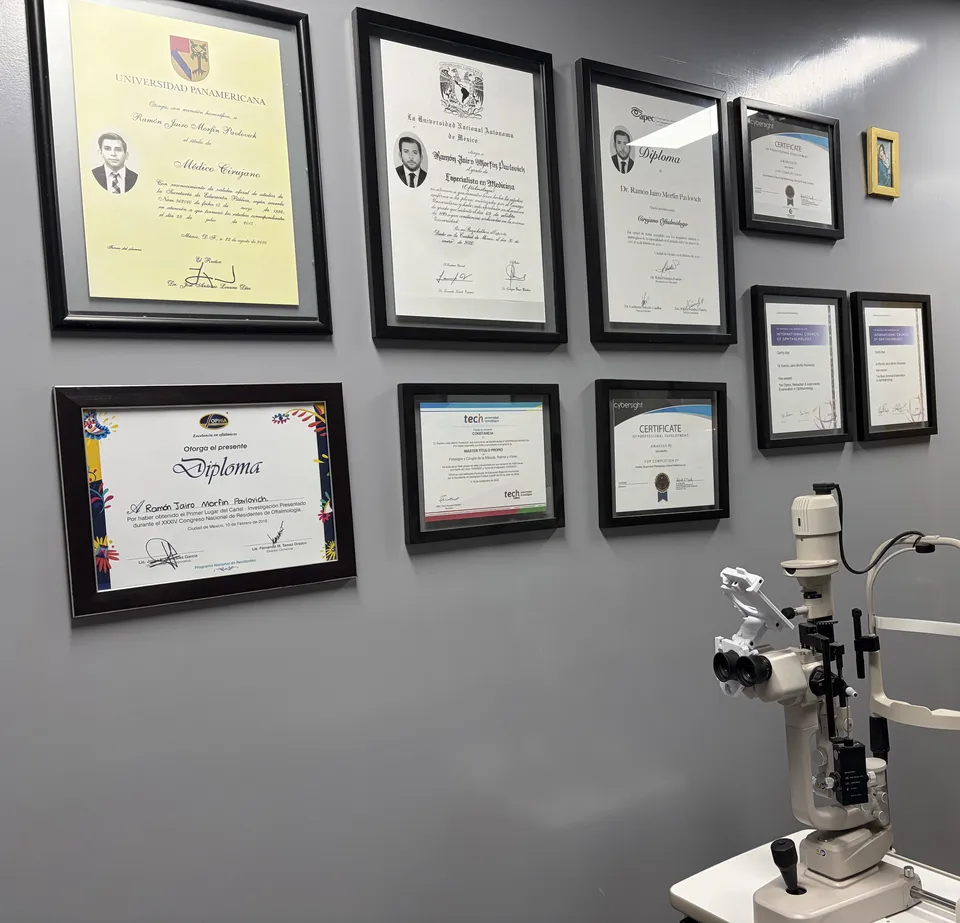 Títulos y diplomas del Dr. Morfín en la pared del consultorio: Universidad Panamericana, Universidad Nacional Autónoma de México, APEC, TECH y Cybersight